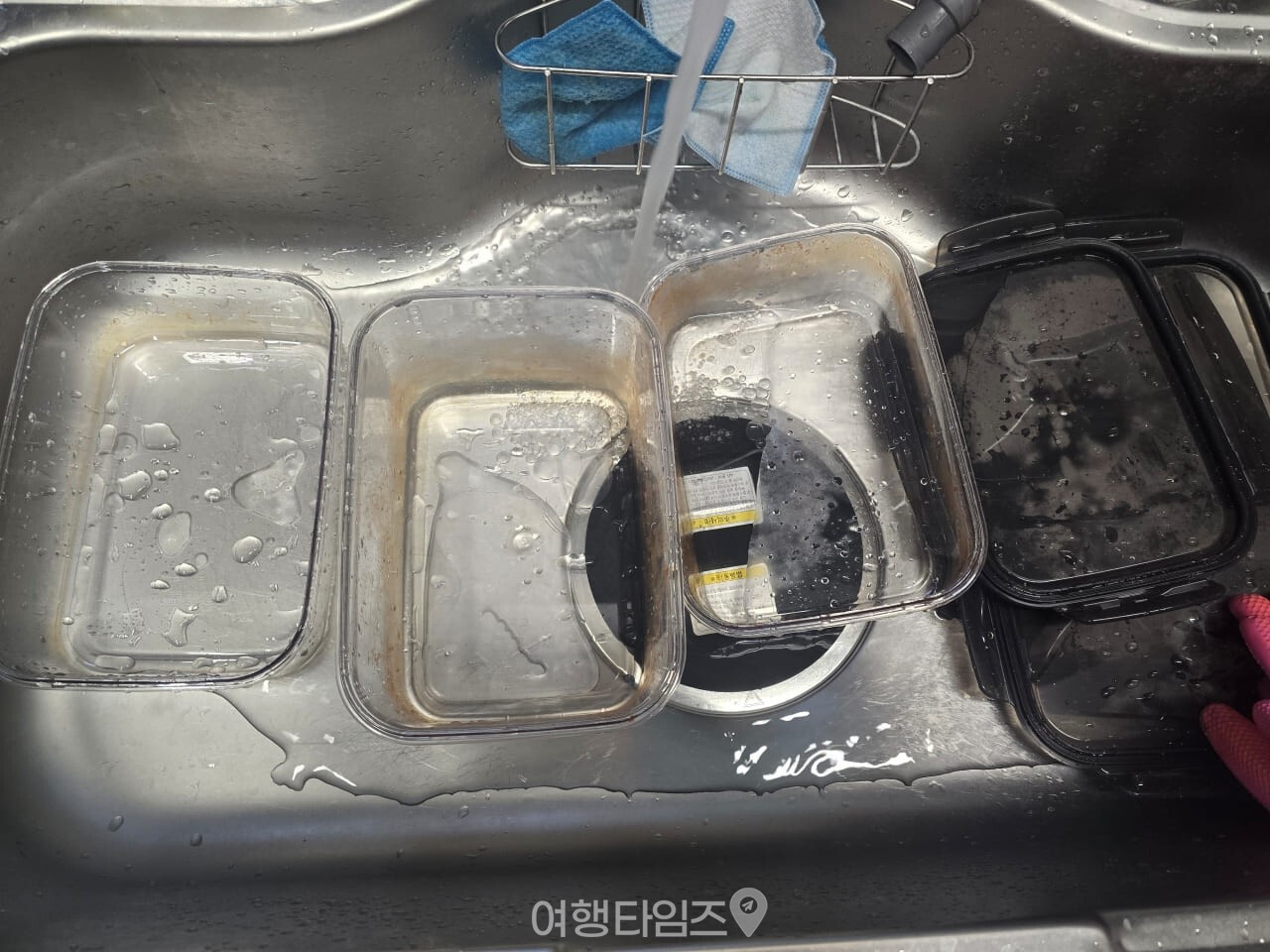 김치통 밀폐용기 설거지 / 사진=여행타임즈