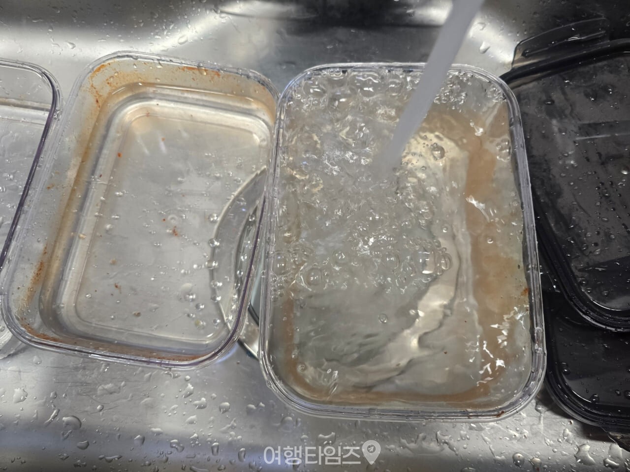 김치통 밀폐용기 설거지 / 사진=여행타임즈
