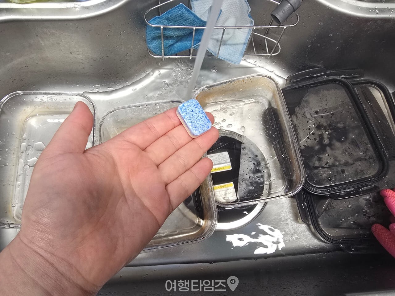 김치통 밀폐용기 설거지 / 사진=여행타임즈