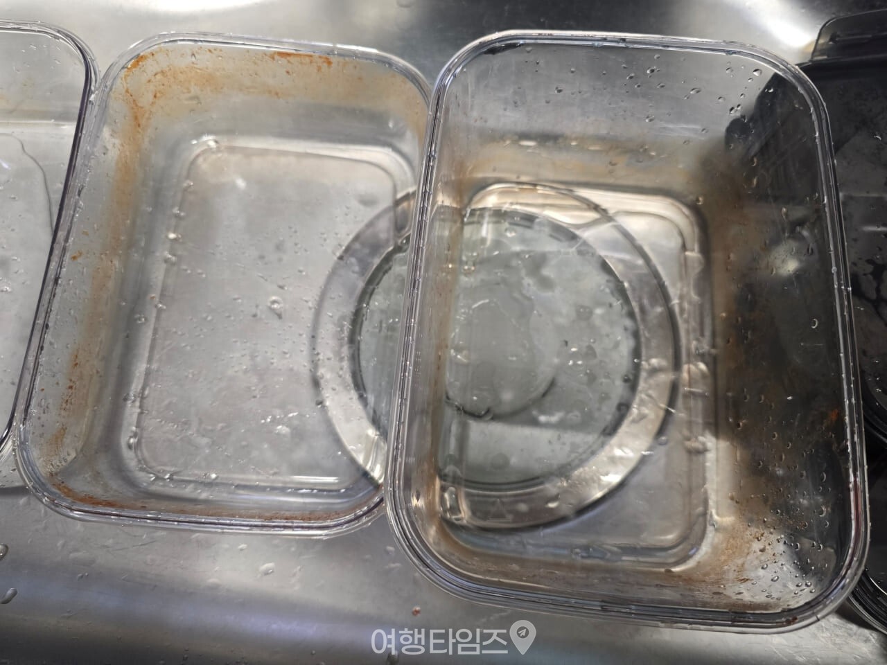 김치통 밀폐용기 설거지 / 사진=여행타임즈