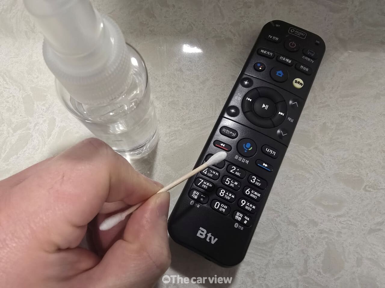 리모컨 청소 / 사진=더카뷰