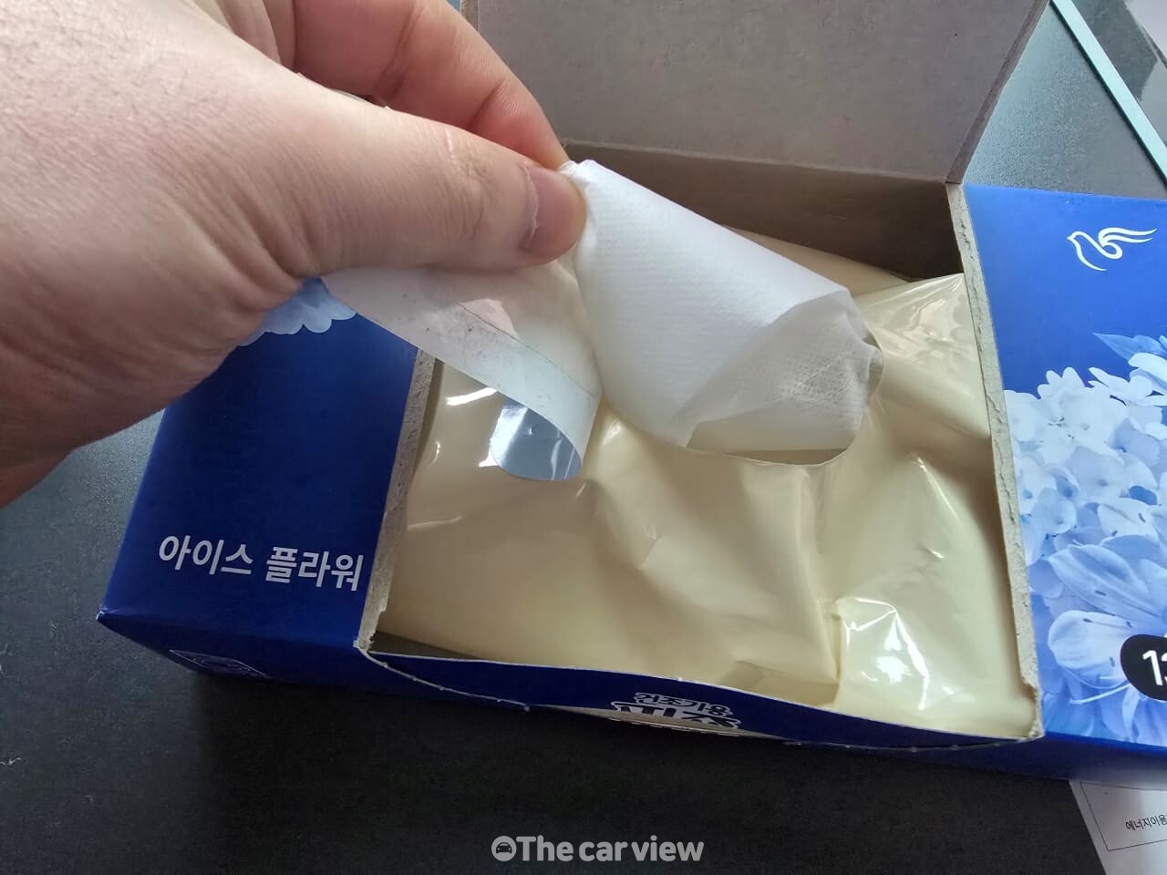 사용한 건조기시트로 TV 청소 / 사진=더카뷰