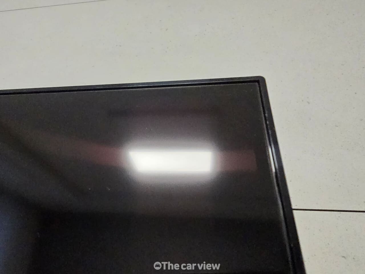 사용한 건조기시트로 TV 청소 / 사진=더카뷰