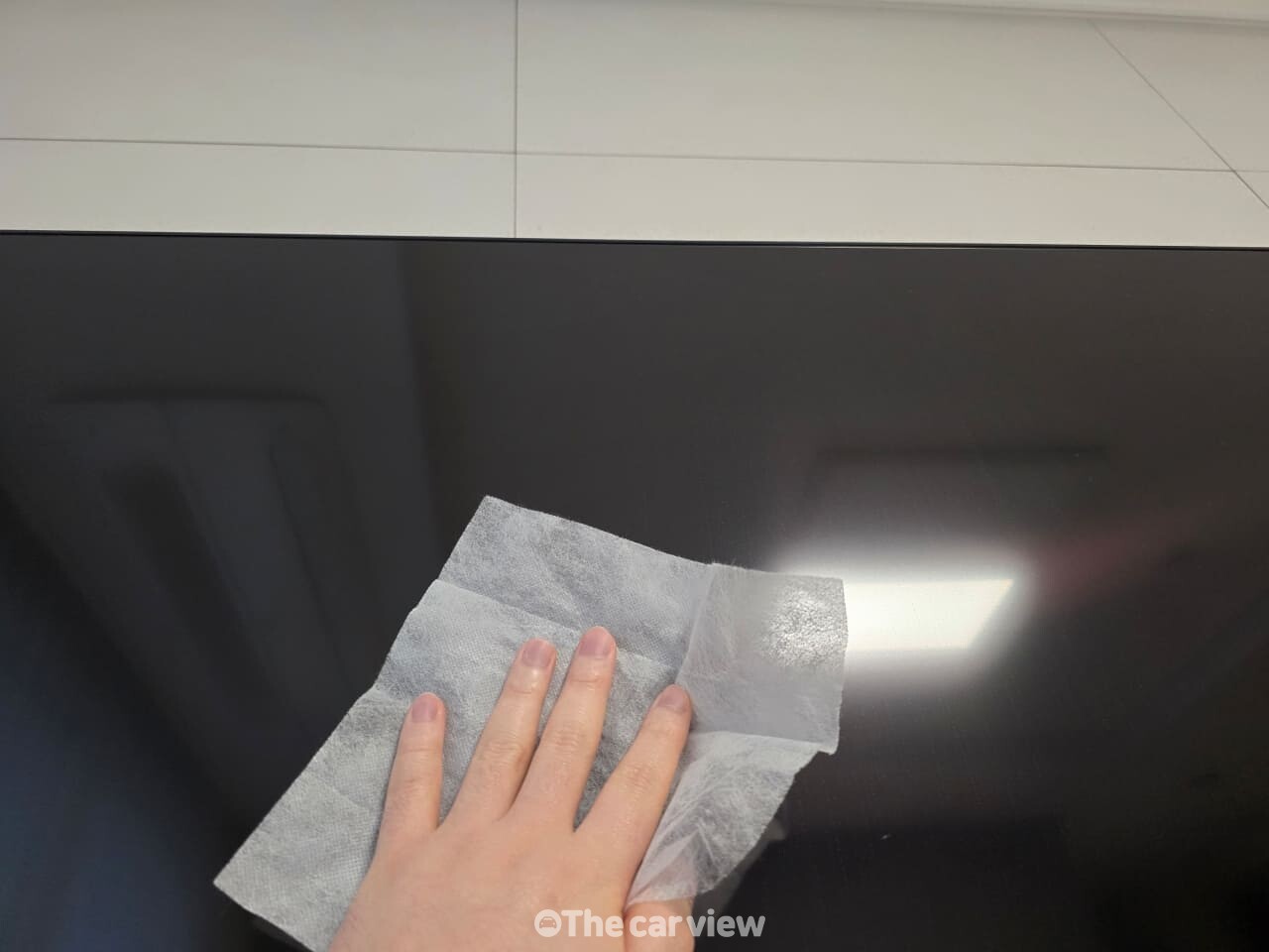 사용한 건조기시트로 TV 청소 / 사진=더카뷰