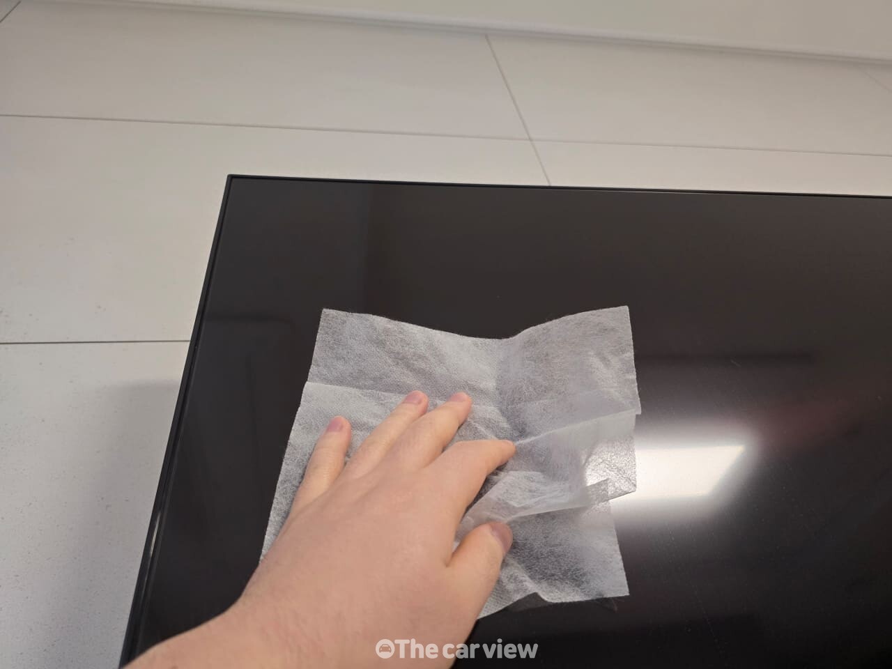 사용한 건조기시트로 TV 청소 / 사진=더카뷰