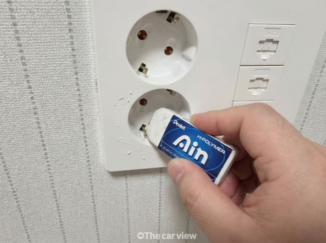 콘센트 변색 지우개 청소 / 사진=더카뷰