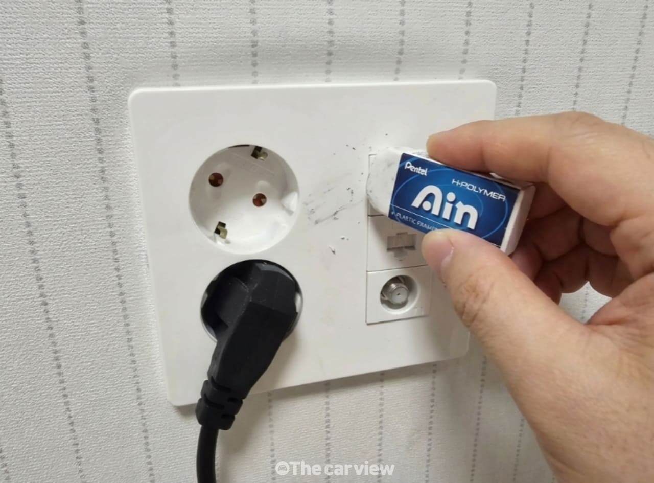 콘센트 변색 지우개 청소 / 사진=더카뷰