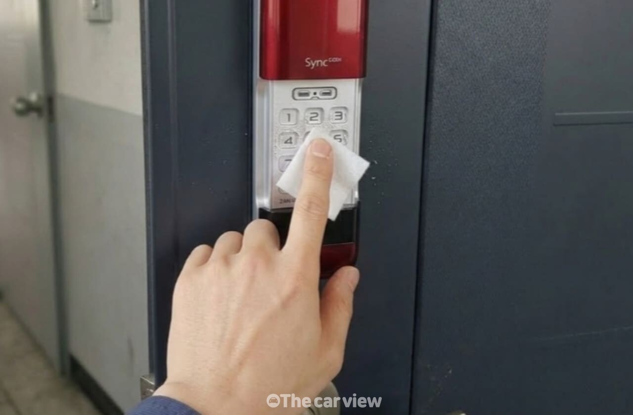 도어락 청소 / 사진=더카뷰