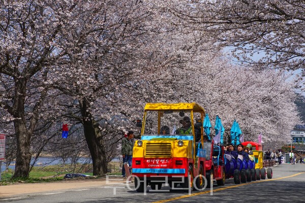 무주 서면마을의 깡통열차  / 사진_투어코리아 유지훈 기자