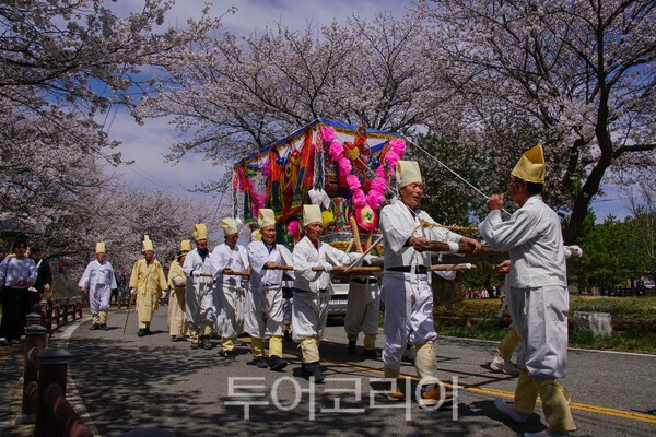 무주 서면마을 주민들로 구성된 전통 상여행렬  모습 / 사진_투어코리아 유지훈 기자