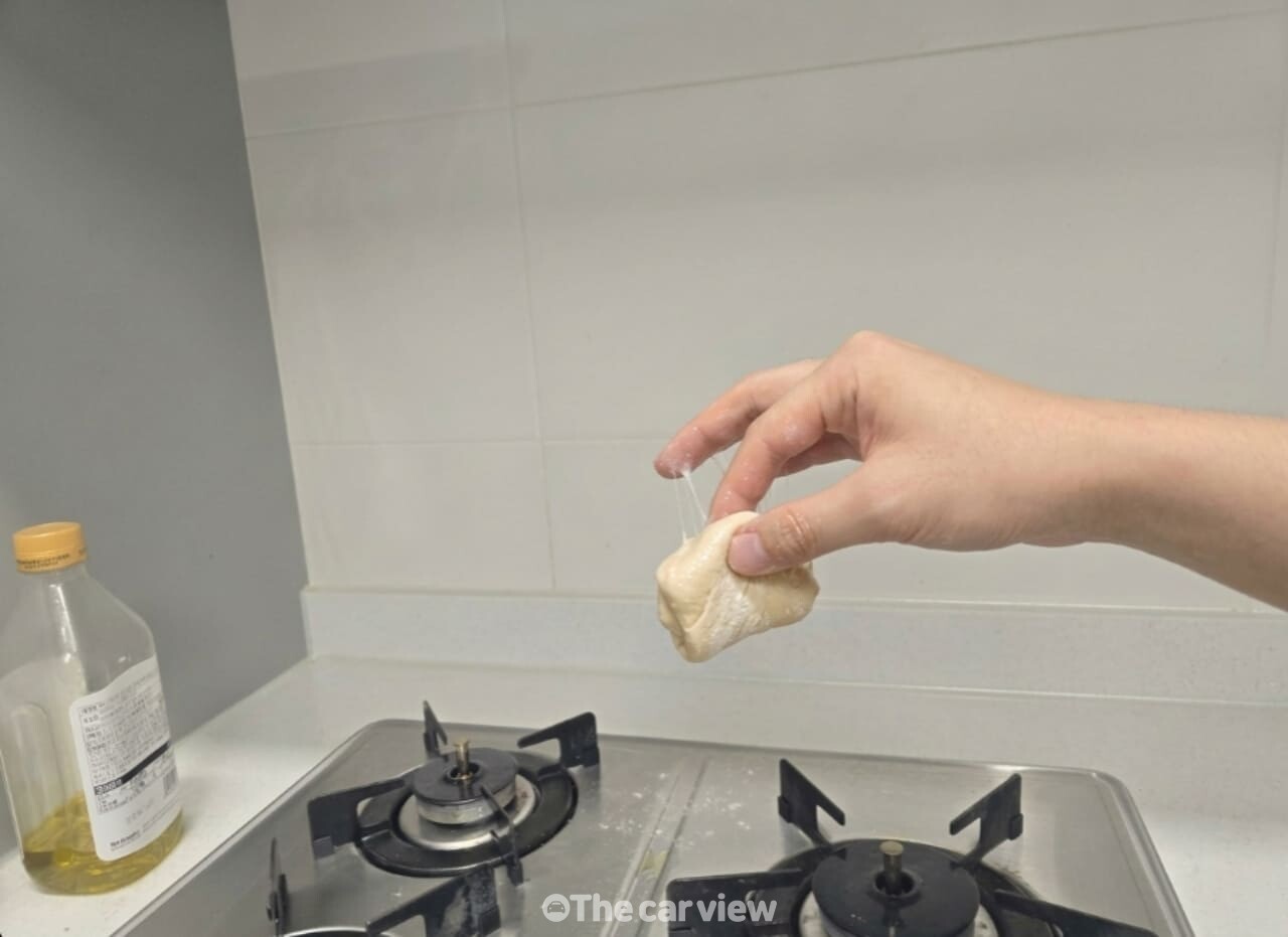 주방 타일 기름때 밀가루반죽 청소 / 사진=더카뷰