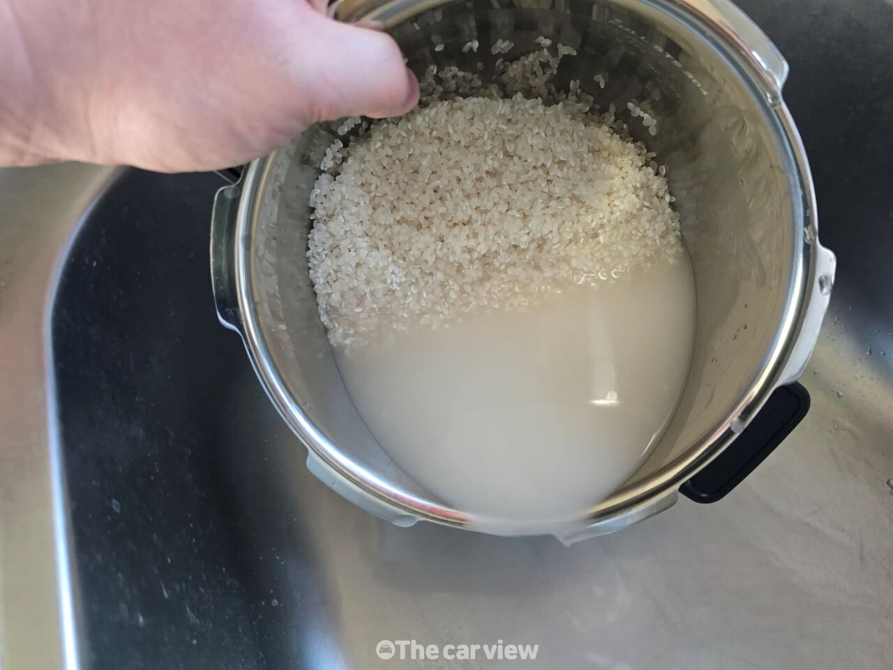 싱크대 배수구 쌀뜨물 / 사진=더카뷰