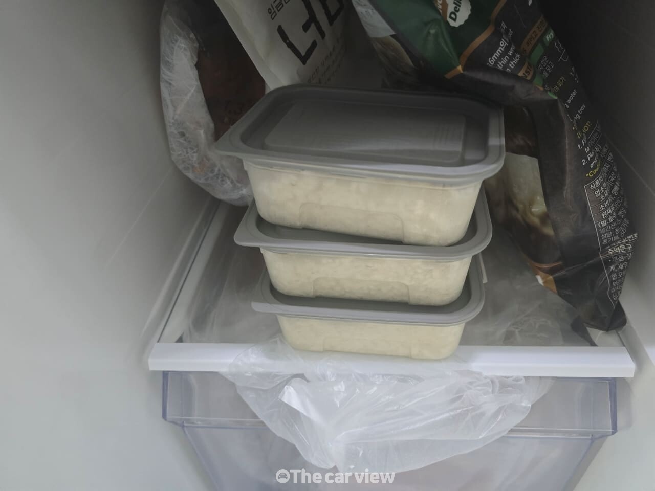 냉동실에 얼려둔 밥 / 사진=더카뷰