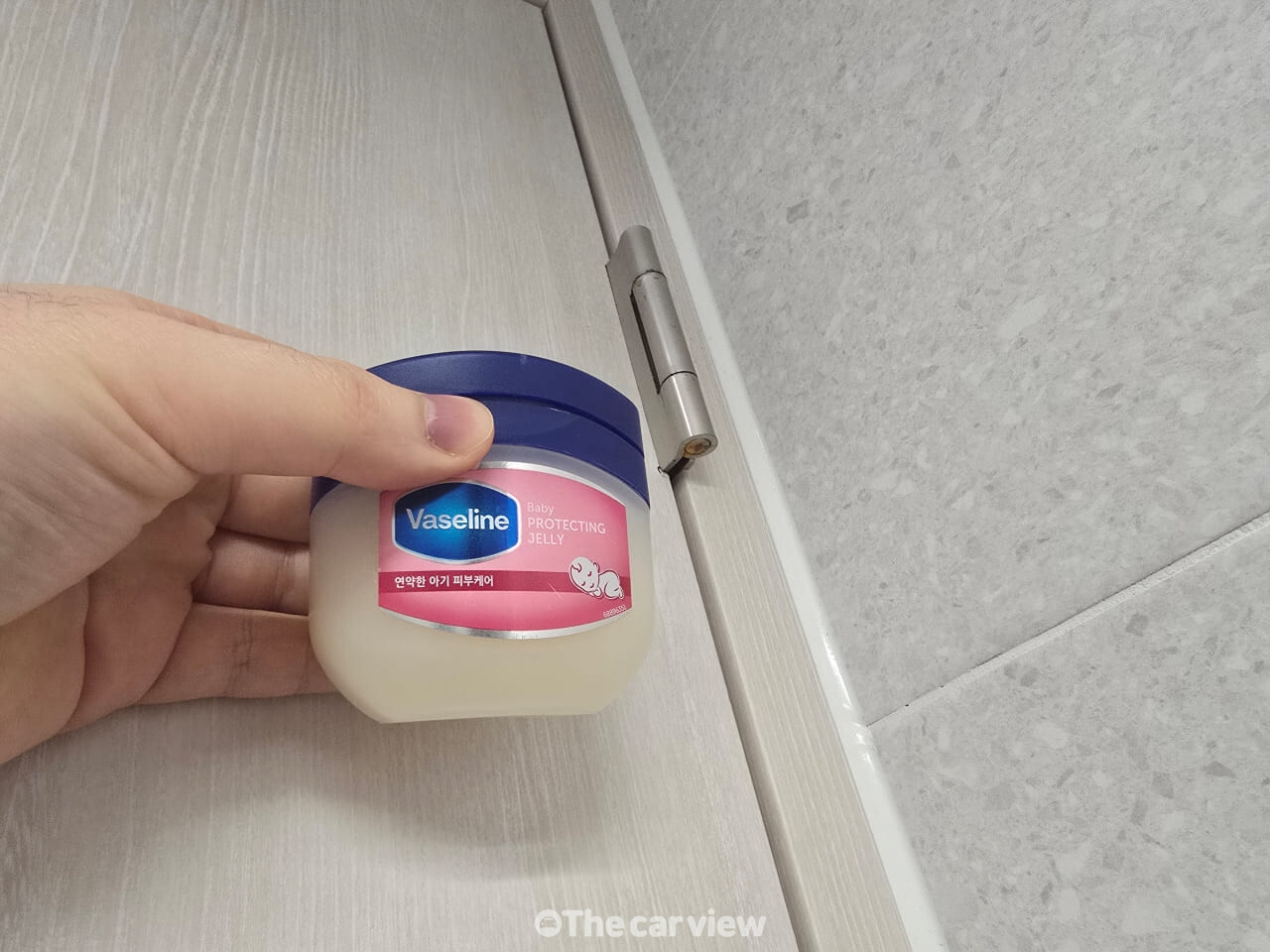 화장실 문 경첩 / 사진=더카뷰