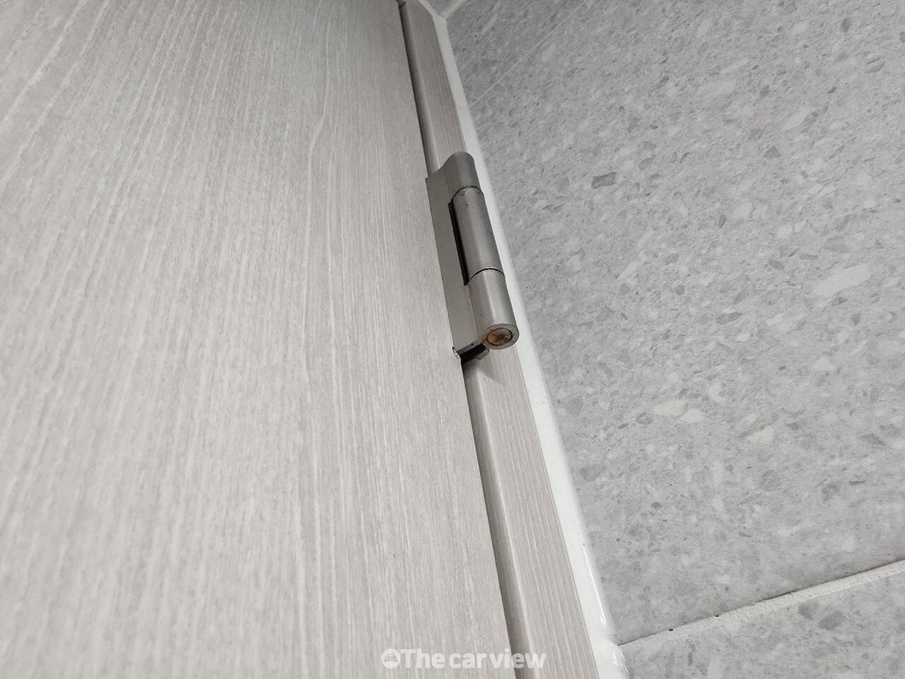 화장실 문 경첩 / 사진=더카뷰