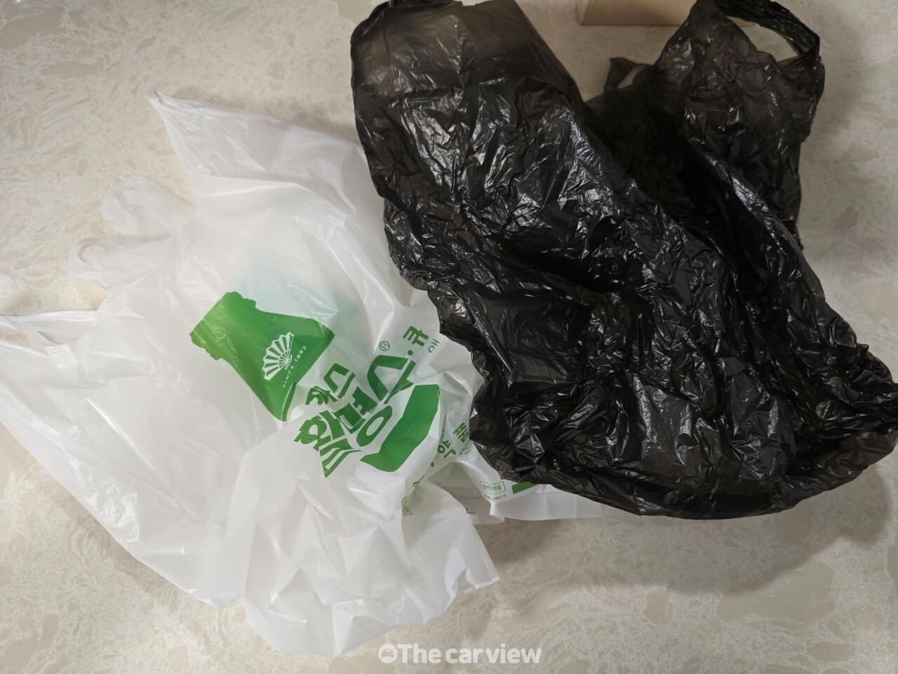 다 쓴 각티슈통으로 비닐봉지 정리함 만들기 / 사진=더카뷰