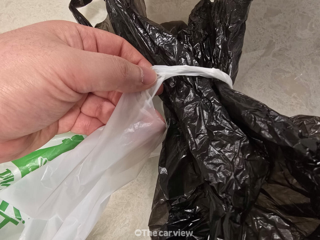 다 쓴 각티슈통으로 비닐봉지 정리함 만들기 / 사진=더카뷰