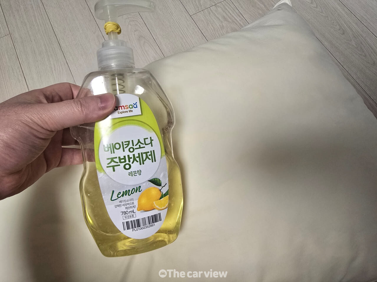 치약으로 베개 묵은 때 빨래 / 사진=더카뷰