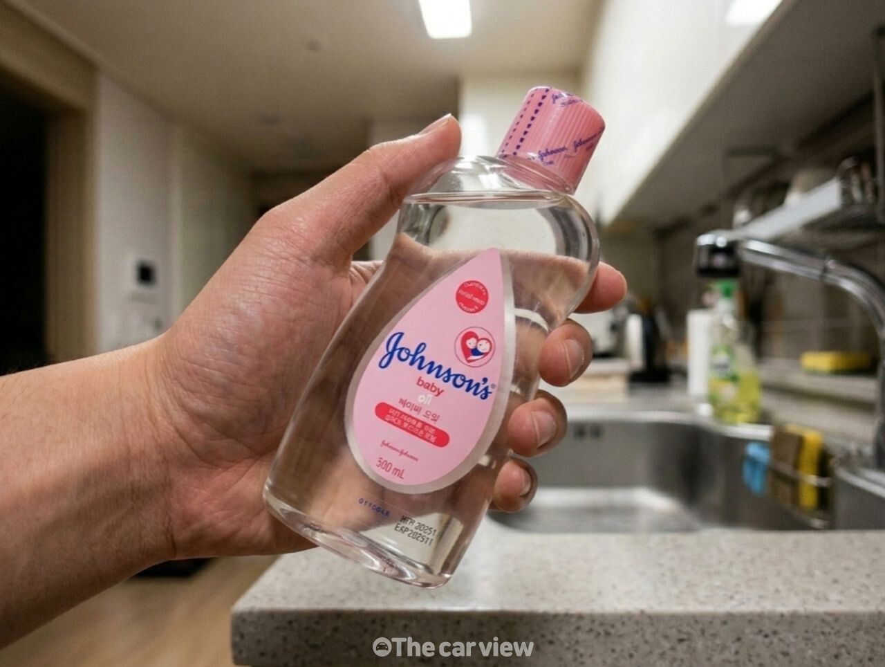 베이비오일로 싱크대 물때 청소 / 사진=더카뷰