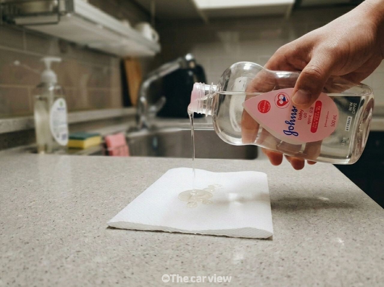 베이비오일로 싱크대 물때 청소 / 사진=더카뷰