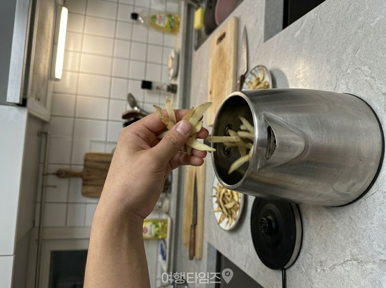 주전자 감자 껍질 청소 / 사진=여행타임즈