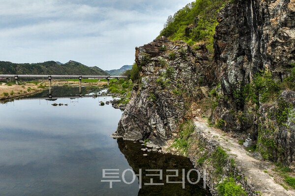 직접 바위를 쪼아 만든 ‘질마바위 길’ 모습 / 사진_투어코리아 유지훈 기자