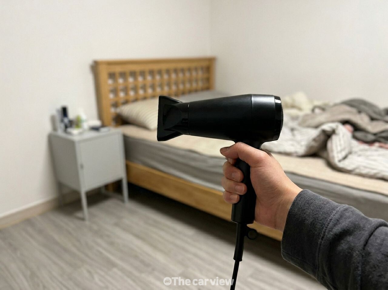 침대 프레임 먼지 청소 / 사진=더카뷰
