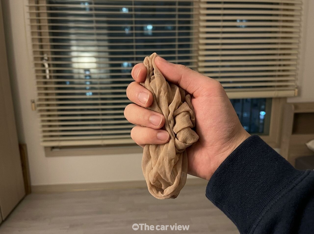 스타킹 블라인드 먼지 청소 / 사진=더카뷰