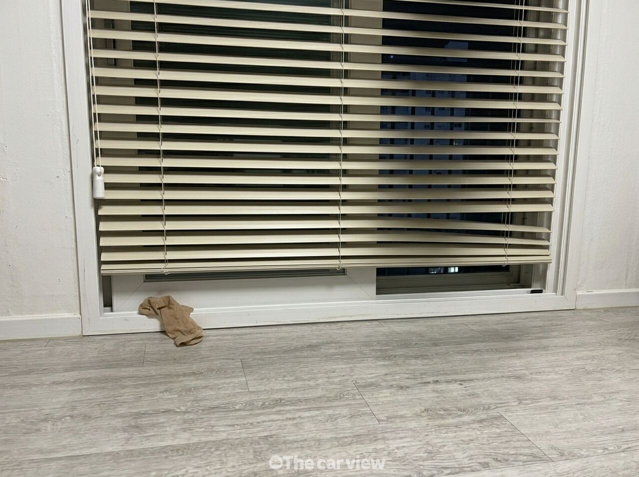 스타킹 블라인드 먼지 청소 / 사진=더카뷰