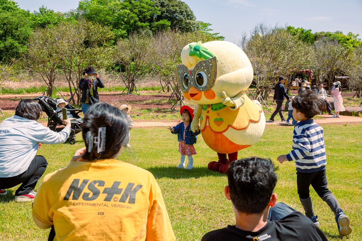 마스코트 코코와 포토타임을 가지는 행복한 가족들 / 사진 에코랜드 제공