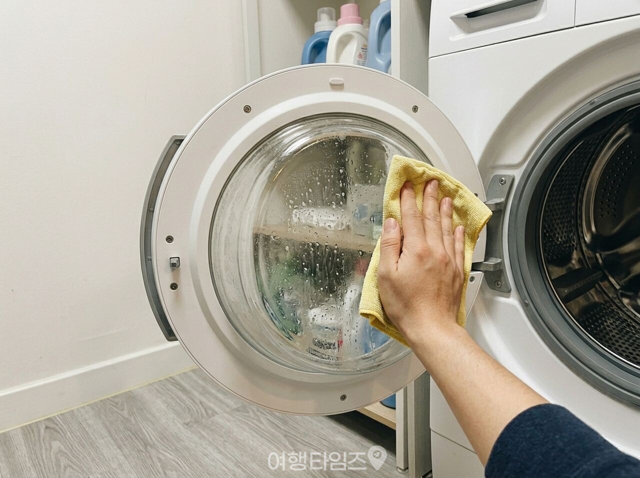 드럼세탁기 유리 문 물때 청소 / 사진=여행타임즈