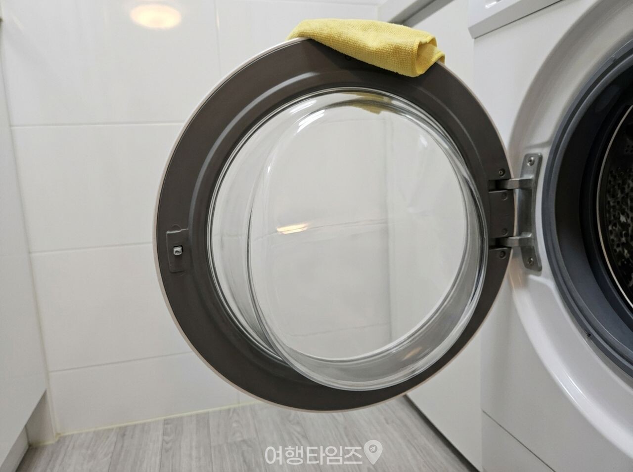 드럼세탁기 유리 문 물때 청소 / 사진=여행타임즈