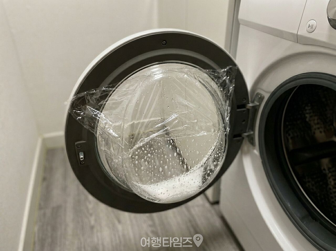 드럼세탁기 유리 문 물때 청소 / 사진=여행타임즈