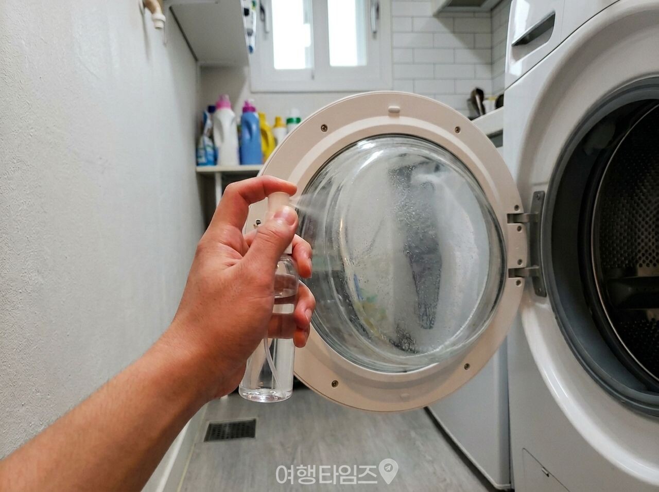 드럼세탁기 유리 문 물때 청소 / 사진=여행타임즈