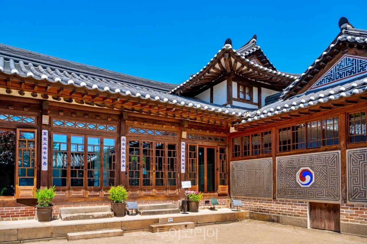   백인제 가옥 안채 유리창과 붉은벽돌 / 사진-서울관광재단