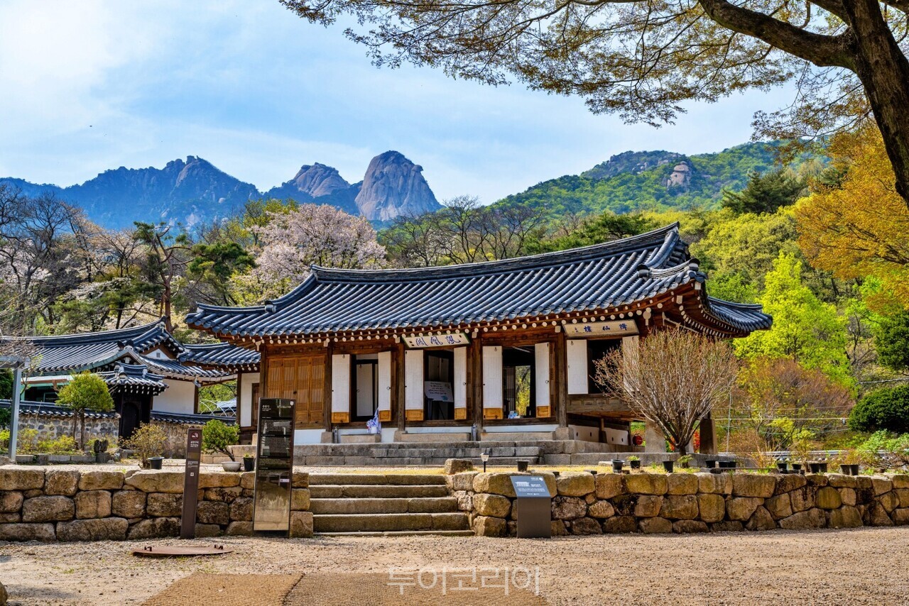 북한산의 봉우리를 품고 있는 봉황각