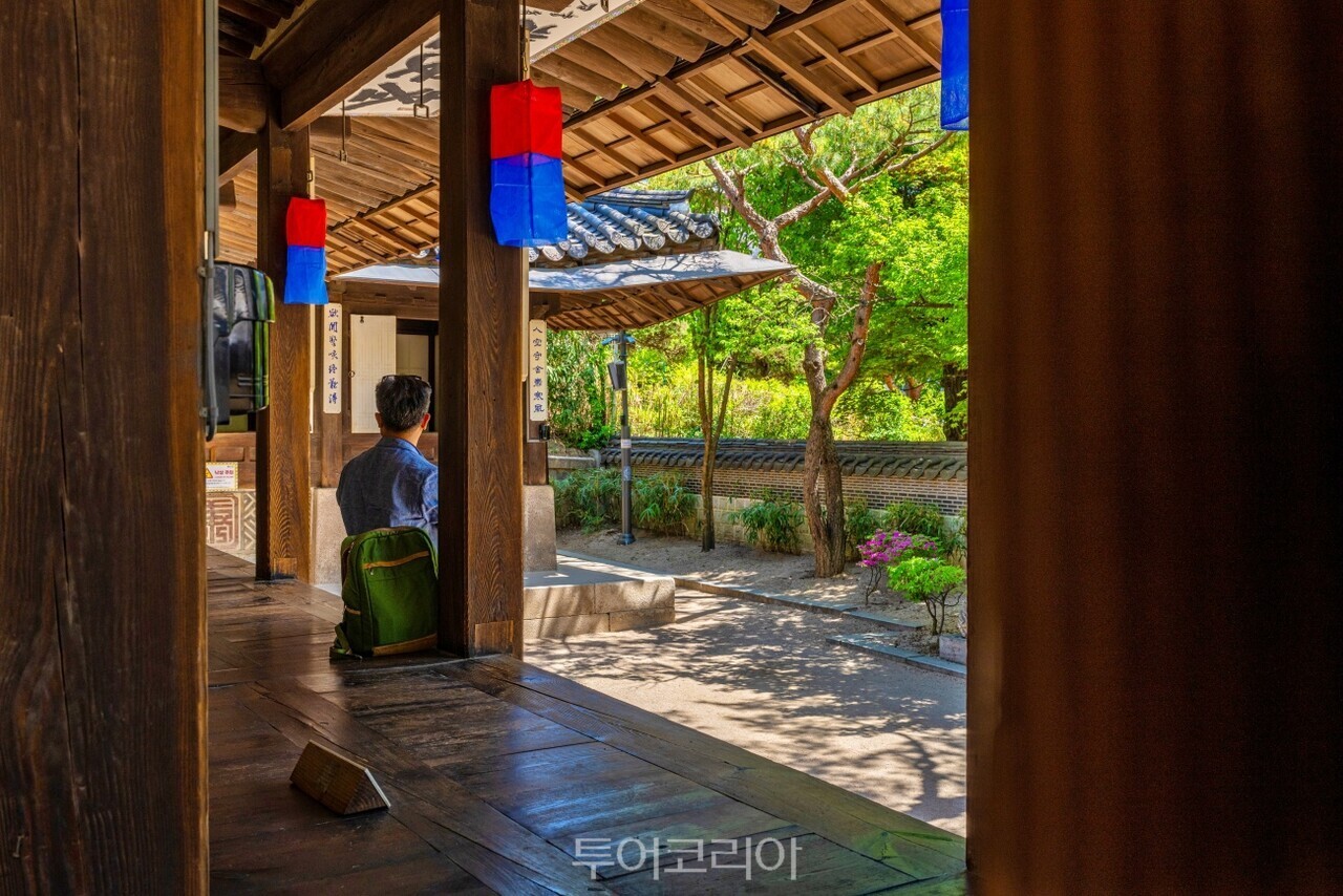 흥선대원군 거처였던 운현궁 사랑채 노안당   운현궁 안채 이로당, 뒤에 운현궁 양관 건물이 보임  운현궁 노안당에서 여유를 즐기고 있는 방문객 서울우리소리박물관 각종 민요를 들어볼 수 있다.   / 사진-서울관광재단