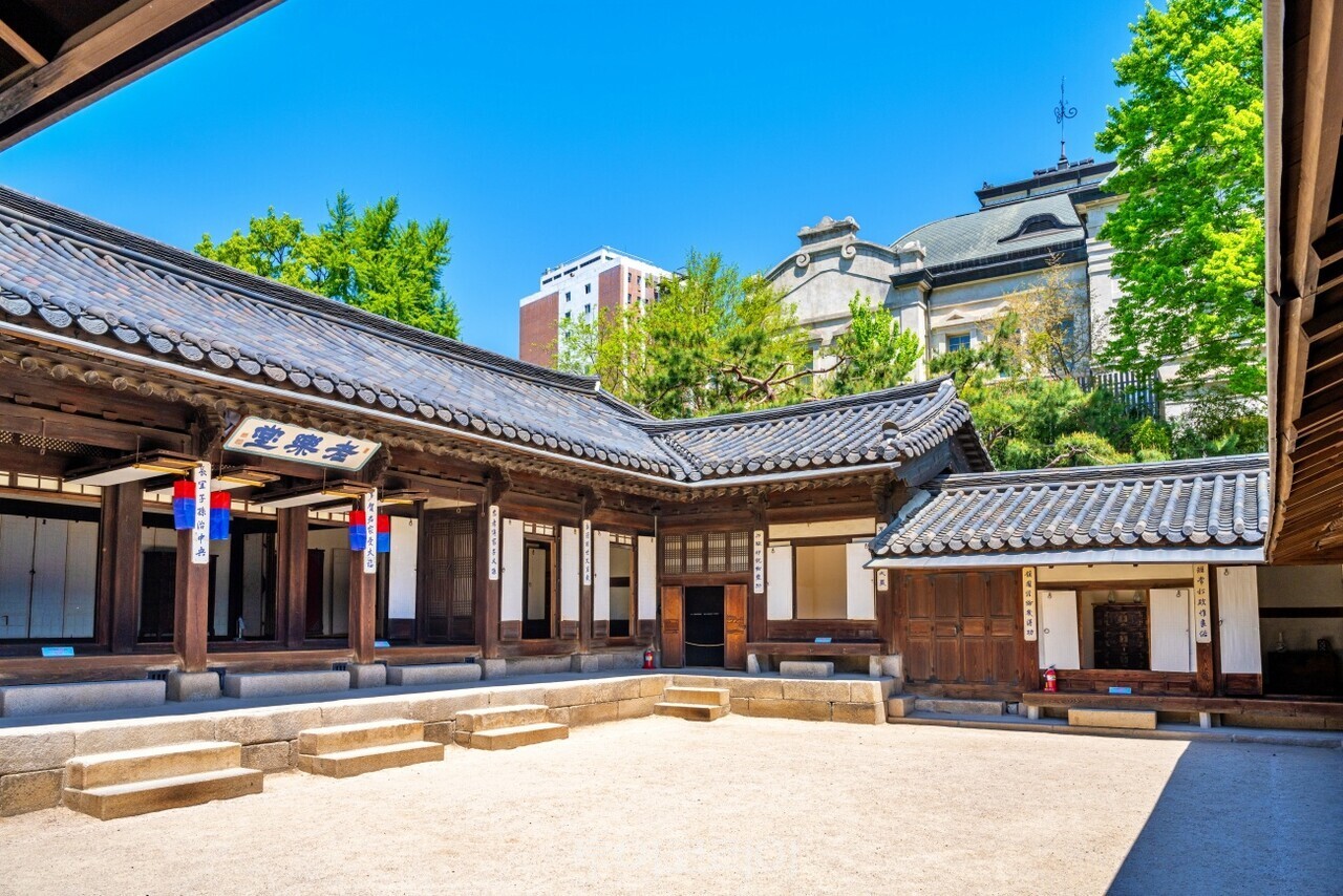 흥선대원군 거처였던 운현궁 사랑채 노안당   운현궁 안채 이로당, 뒤에 운현궁 양관 건물이 보임  운현궁 노안당에서 여유를 즐기고 있는 방문객 서울우리소리박물관 각종 민요를 들어볼 수 있다.   / 사진-서울관광재단