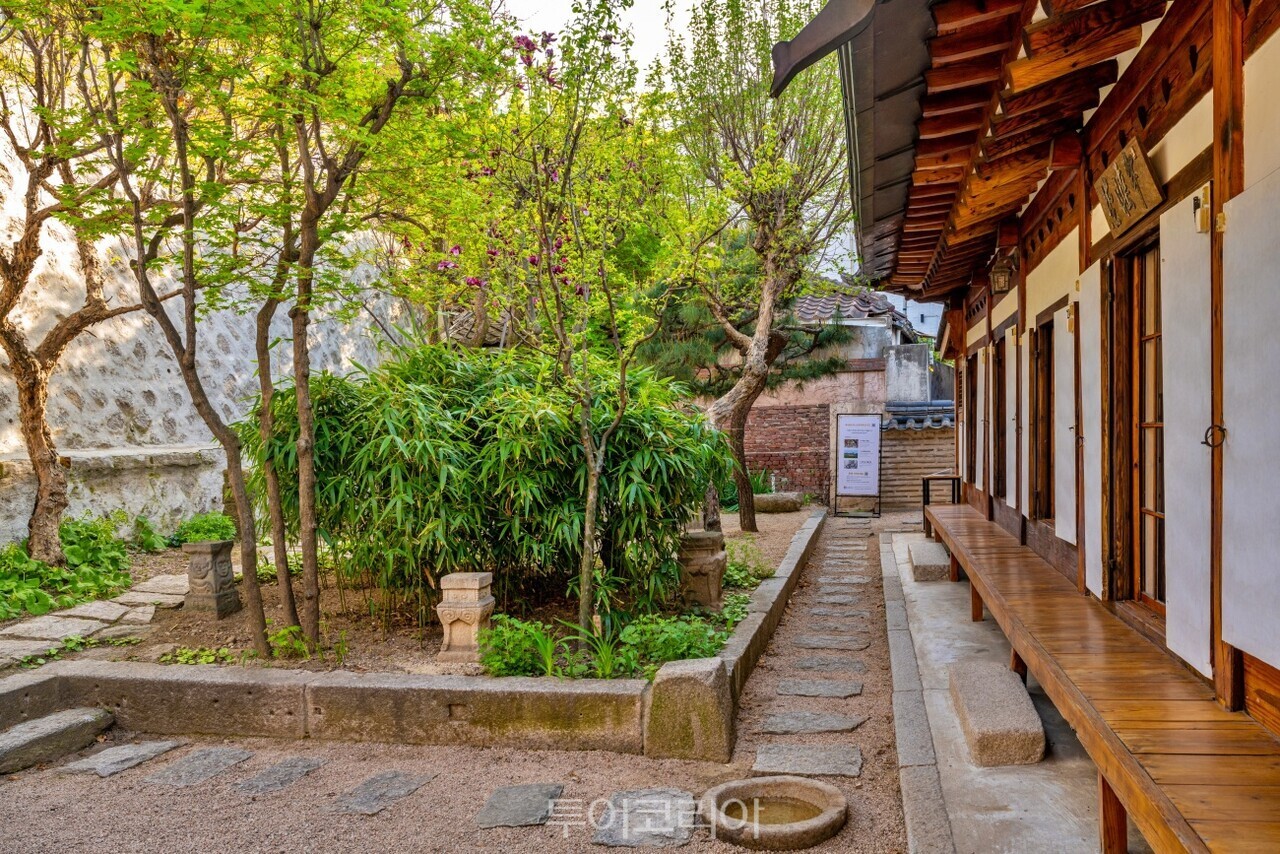최순우옛집 뒷뜰 풍경   수연산방 기품이 느껴지는 외관   수연산방 봄볕드는 툇마루 좌석  수연산방 누마루의 내부 모습 / 사진-서울관광재단