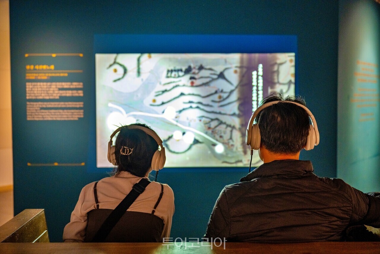 흥선대원군 거처였던 운현궁 사랑채 노안당   운현궁 안채 이로당, 뒤에 운현궁 양관 건물이 보임  운현궁 노안당에서 여유를 즐기고 있는 방문객 서울우리소리박물관 각종 민요를 들어볼 수 있다.   / 사진-서울관광재단