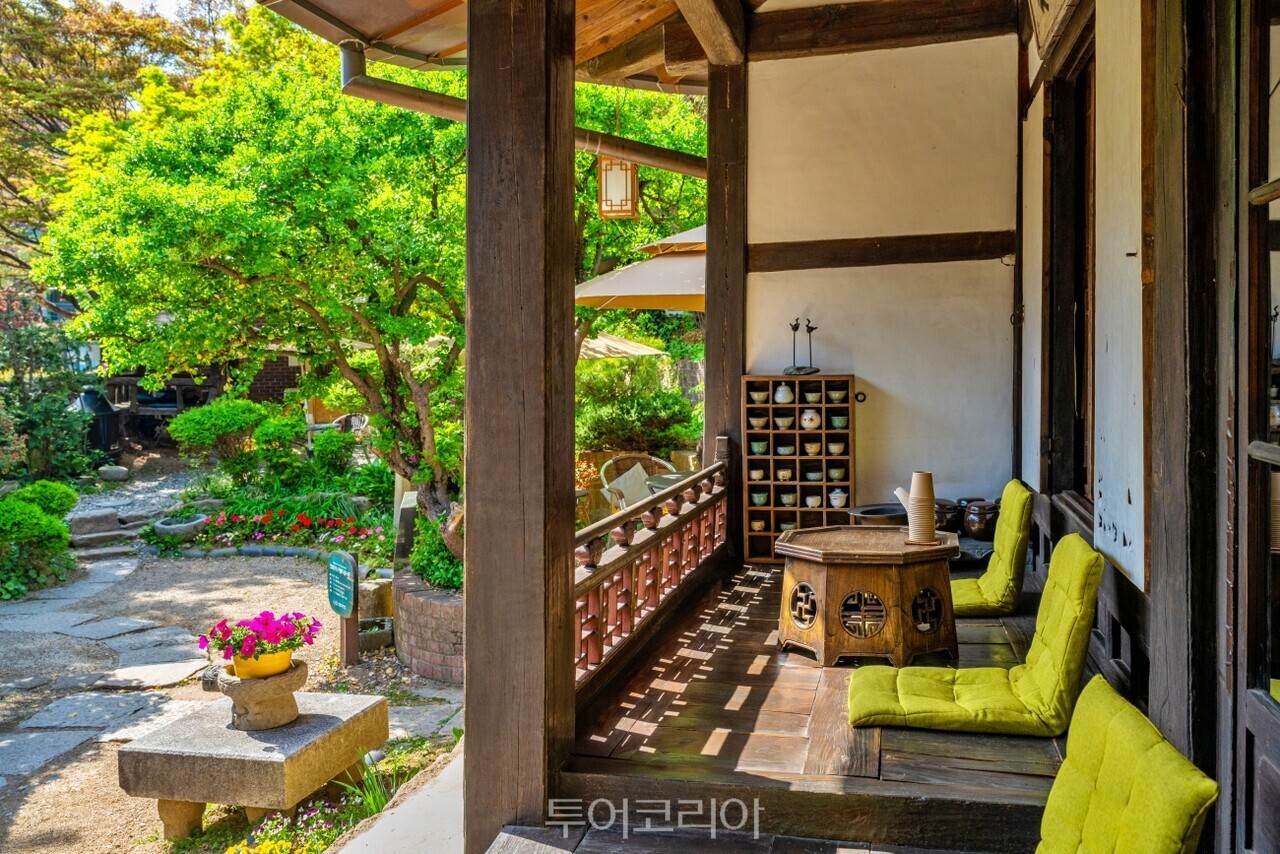 최순우옛집 뒷뜰 풍경   수연산방 기품이 느껴지는 외관   수연산방 봄볕드는 툇마루 좌석  수연산방 누마루의 내부 모습 / 사진-서울관광재단