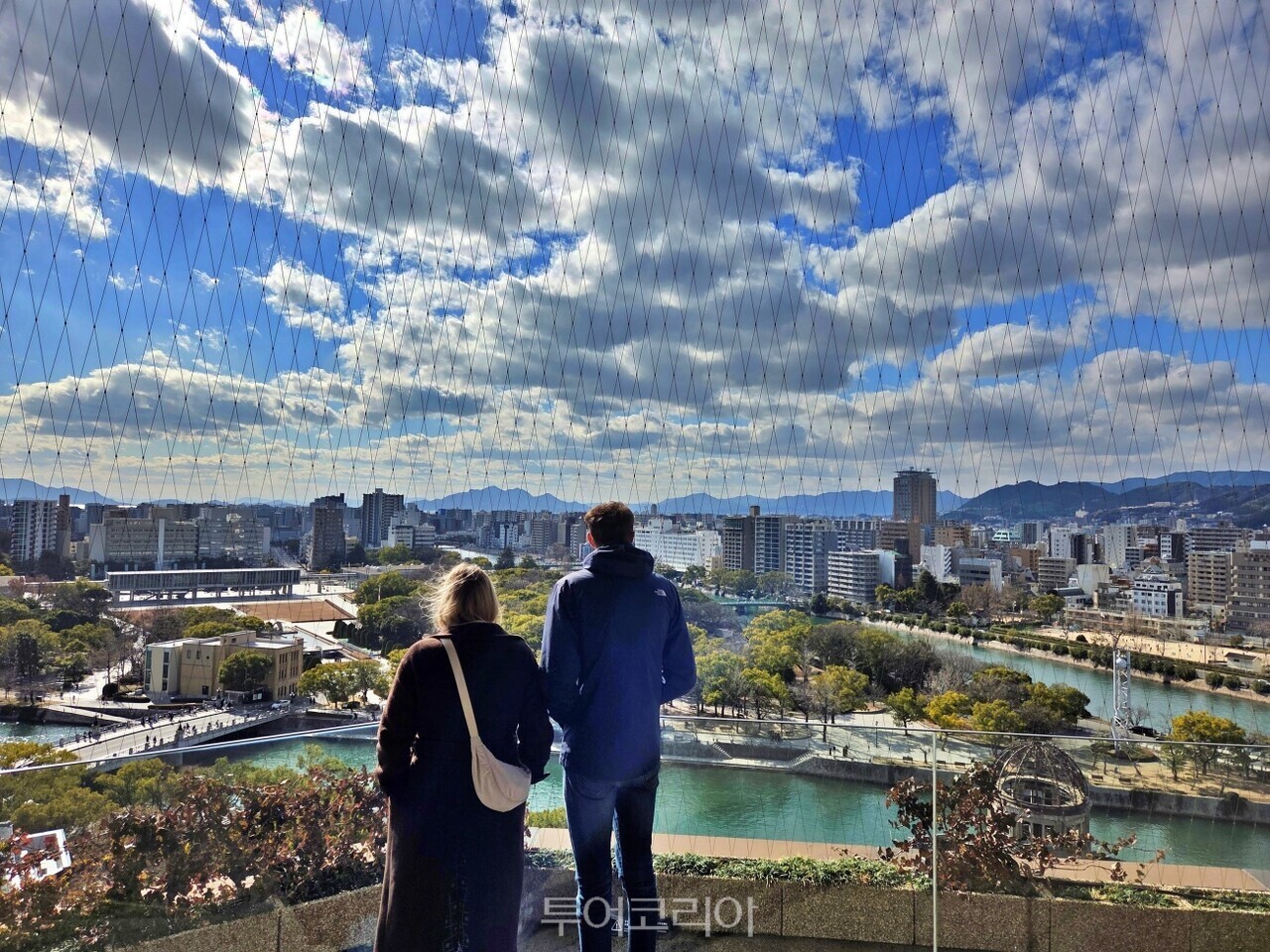 오리츠루 타워 전망대에서 원폭돔과 공원  전경을 바라보는 여행자 / 사진-투어코리아