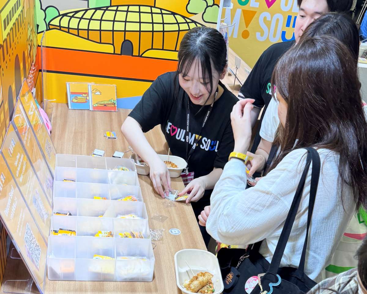 키링 체험을 즐기는 외국인 / 사진=서울관광제단제공