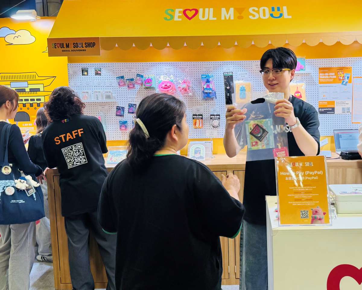 서울굿즈를 구매하는 외국인 / 사진=서울관광제단제공