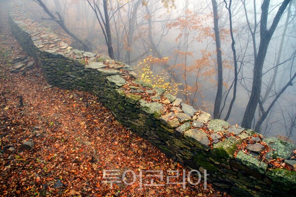 사진 / 적상산성의 모습_투어코리아 유지훈 기자