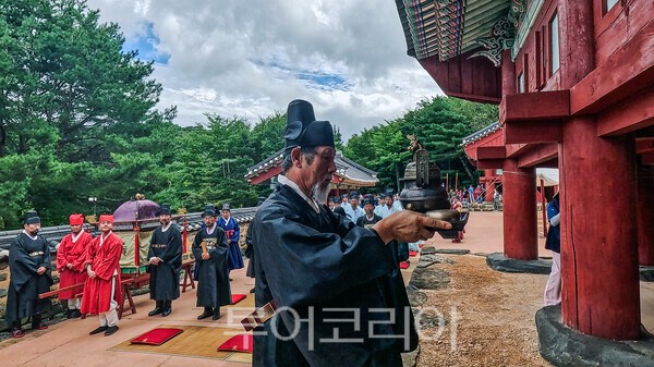 사진 / 적상산사고에서 포쇄재연을 하는 모습_투어코리아 유지훈 기자