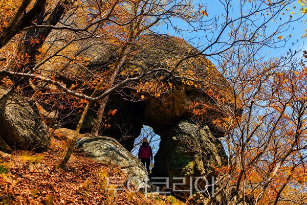 ​사진 / 적상산 공룡통문의 모습_투어코리아 유지훈 기자