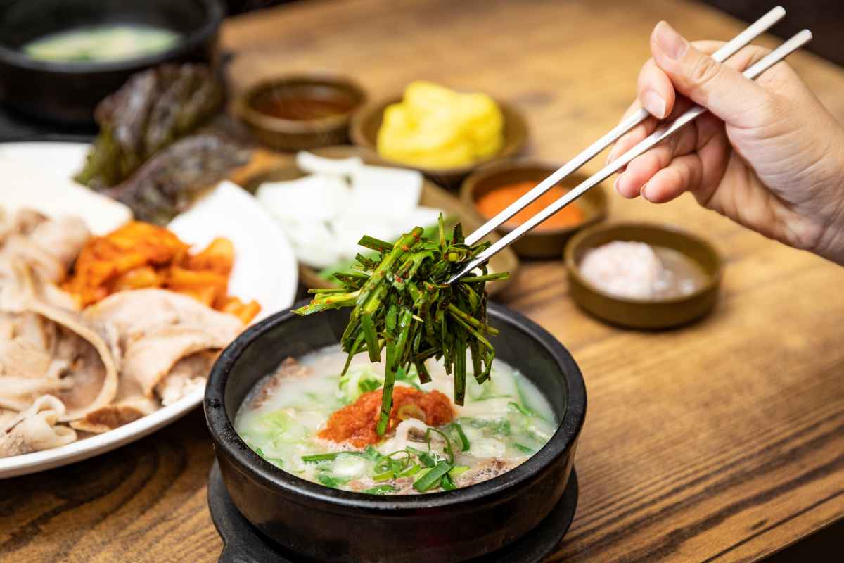 외국인 입맛도 사로잡은 돼지국밥 / 사진=부산관광공사@써머트리