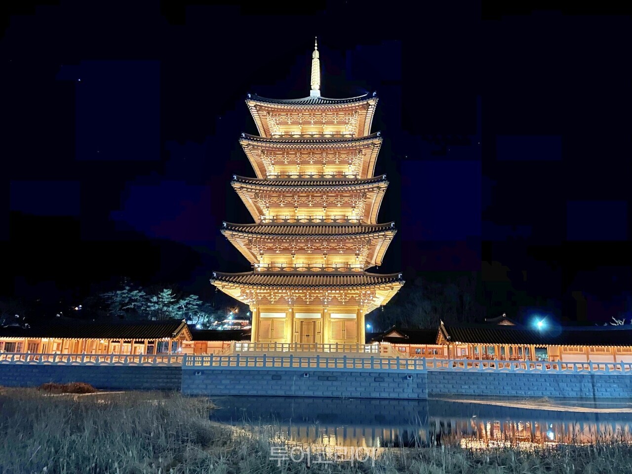 사명대사공원 평화의탑 야경/사진- 경북문화관광공사