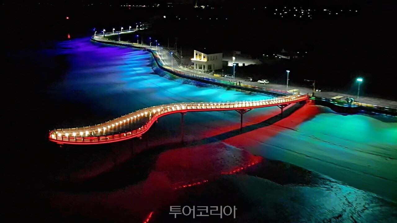 홍성 남당항 노을전망대와 연결된 해상 보행교 야경 / 사진-홍성군